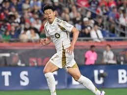 韦世豪10号球衣引发热议 罗慕洛穿国足球衣暗示归化还是离队